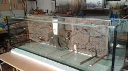 Rückwandmodule beim Aushärten des Silikones