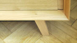 Das Gewicht steht auf einem schwarzen Sockel. Die Füße tragen nur Verantwortung