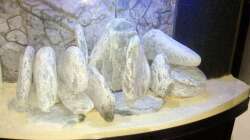 Steinaufbau mit Blitzlicht photographiert 