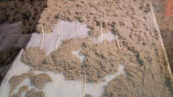 Der Sand fixiert die Boden Heizung