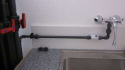 Ein Spülbecken neben dem Aquarium gibt es auch noch... Man sieht auch einen der