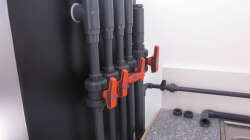 Rückseite der Anschlüsse. Alle mit Kugelhahn und Service-??ffnung.