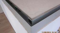 Auf dem Sockel steht eine Belchwanne mit einem Gestell, auf dem das Becken steht.