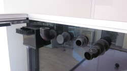 Innenseite Becken: Von Links - Tunze WallOverflow, ??berlauf, Service-Anschluss,