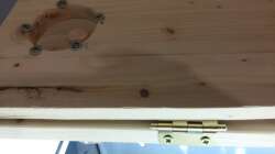 Klappe und Futterluke von unten