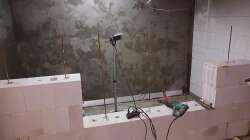 Mauer fertig mit Ausschnitt für die Scheibe