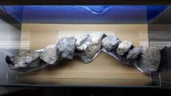 Steine auf abgeschnittenen Styropor von oben