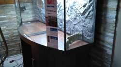 Nach dem Zusammenbau das Draufheben des Beckens mit 2 Mann. Gewicht ca. 90 kg.