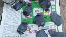 Schiefer mit Steinchen als Stütze beklebt 