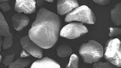 Rasterelektronenmikroskopbild des Sand bei 240x Vergrößerung - überwiegend kantengerundete
