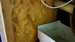 Ein Magnetventil steuert Zufluss zur Osmoseanlage. Wassersensor auf dem Boden. 