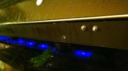 Die Gewindestangen halten mit Lochband die LEDs an Ort und Stelle