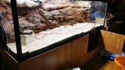 Im leeren Zustand kann man die wuchtige aber fantastisch reale Rückwand erkennen.