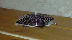 Lüfter in der Abdeckung (Der Lochauschnitt ist größer, da ursprünglich ein anderer