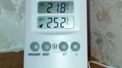 Die obere Angabe ist für die Raumtemperatur, die Untere ist die Beckentemperatur.