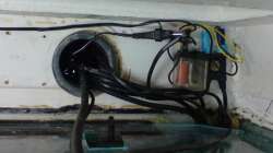 Wanddurchbruch in den Nebenraum und Relais für die Lüftersteuerung (ein Gehäuse