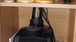 Unterschrank mit: Eheim 2026, Futter und Kabelsalat ;)