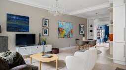 Das Wohnzimmer als Galerie: So setzt du Kunstwerke gekonnt in Szene