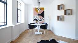 Das Wohnzimmer als Galerie: So setzt du Kunstwerke gekonnt in Szene