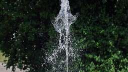 Wie kann man einen Springbrunnen im Garten oder Teich installieren?