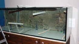 aquarium-von-booth-oldschool-mit-lochgestein_Rückwand beim einkleben