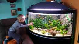 aquarium-von-steffen-und-felix-fluval-venezia-350-eckaquarium_Wasserwechsel unter den kritischen Augen meines Enkels