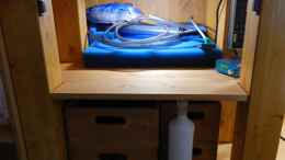 aquarium-von-merotheq-wohnzimmerteiler_Licht mit Bewegungssensor, linke Schrankhälfte als Stauraum