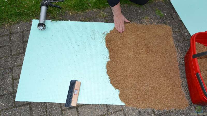 Die Platten werden komplett mit Aquariensilikon bestrichen und dann mit Sand bestreut. von GGuardiaNN (26)