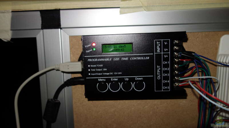 LED Controller. Links Strom und USB Anschluss zur programmierung, rechts die Channels von Ba Bu (12)