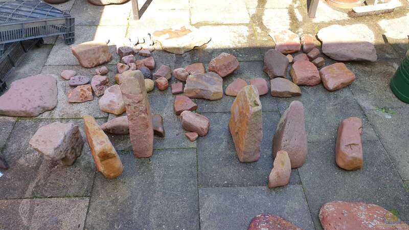 Steine wurden gereinigt und vorsortiert. Vorne Rechts Kunstfelsen von ravaka (30)